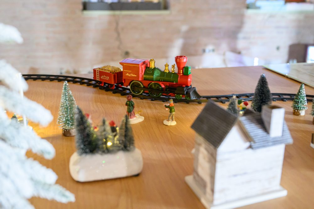 V obci Lozorno vytvorila pani Monika Jurčíková najdlhšiu trať pre vianočný modelový vláčik