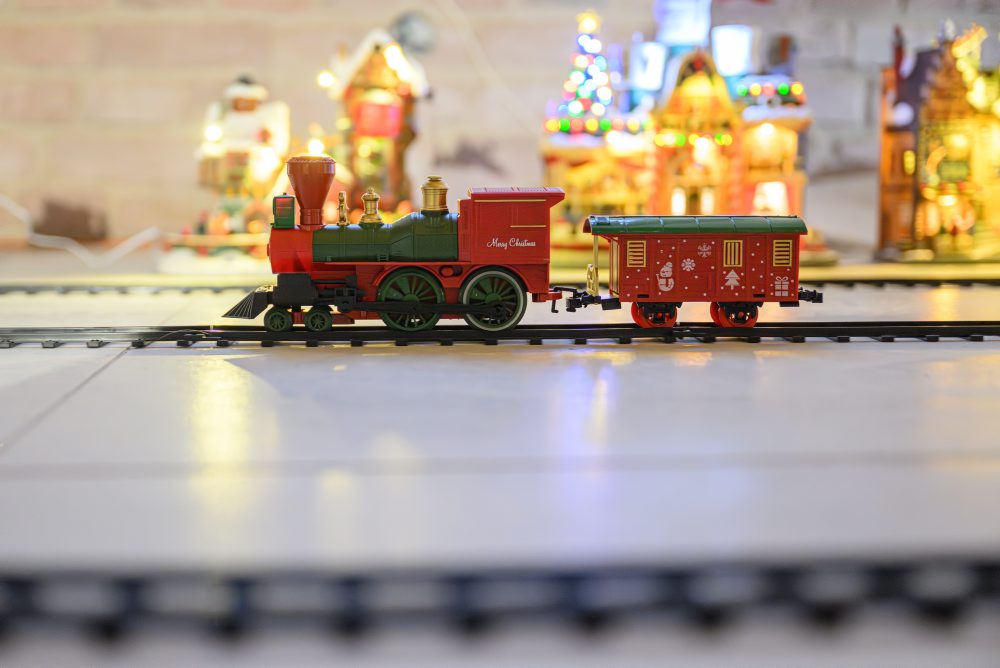 V obci Lozorno vytvorila pani Monika Jurčíková najdlhšiu trať pre vianočný modelový vláčik