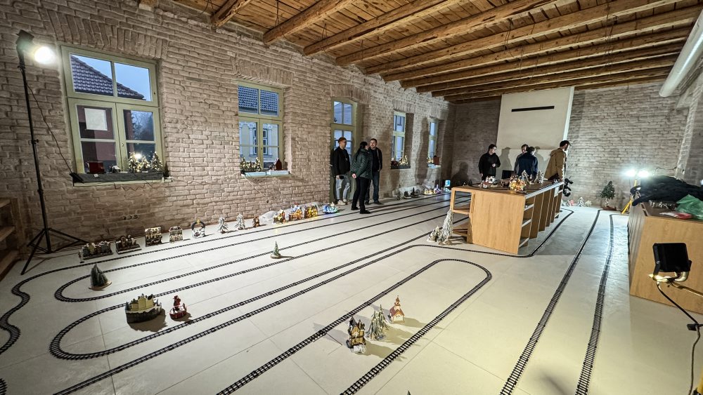 V obci Lozorno vytvorila pani Monika Jurčíková najdlhšiu trať pre vianočný modelový vláčik