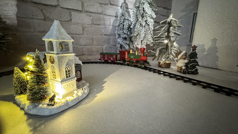 V obci Lozorno vytvorila pani Monika Jurčíková najdlhšiu trať pre vianočný modelový vláčik