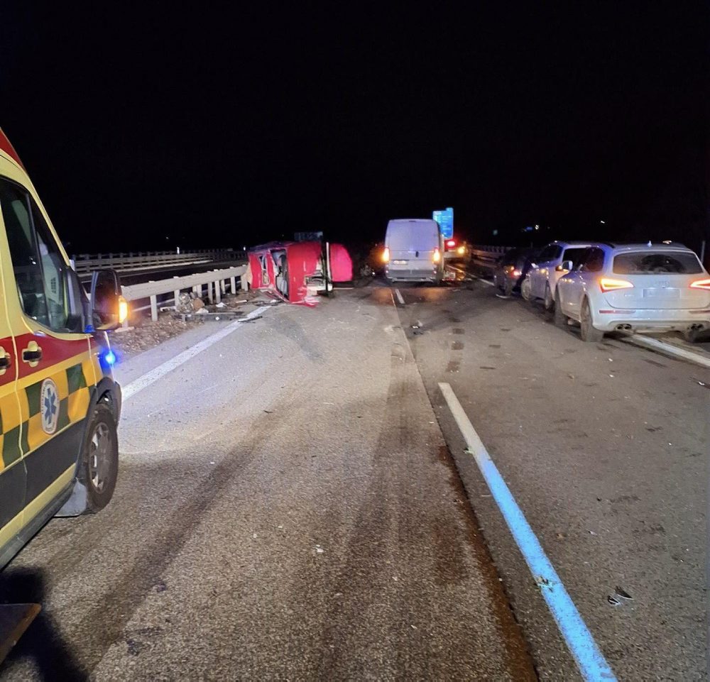 Pri pondelkovej nehode šiestich vozidiel sa zranili dve osoby