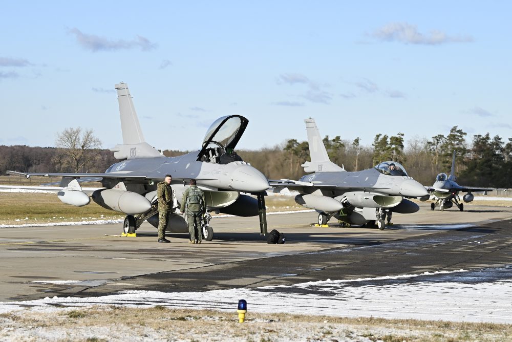 Na vojenskom letisku v Kuchyni pristáli ďalšie tri nové stíhačky F-16