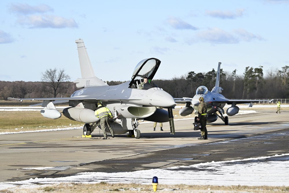 Na vojenskom letisku v Kuchyni pristáli ďalšie tri nové stíhačky F-16
