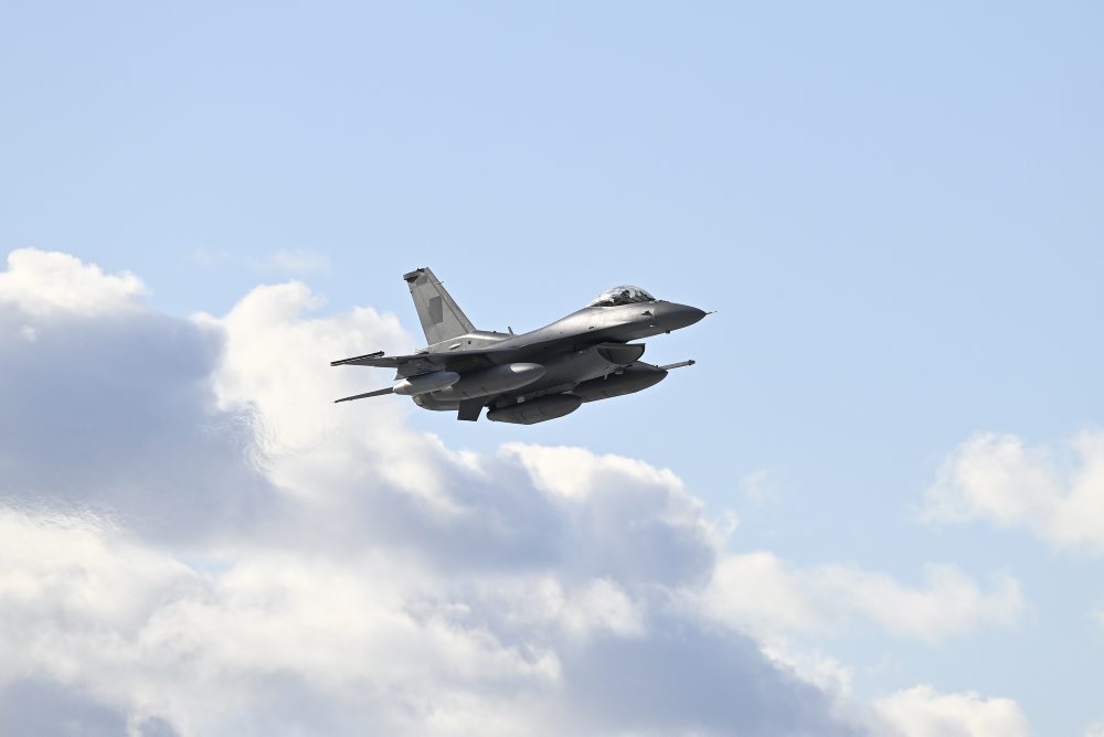 Na vojenskom letisku v Kuchyni pristáli ďalšie tri nové stíhačky F-16