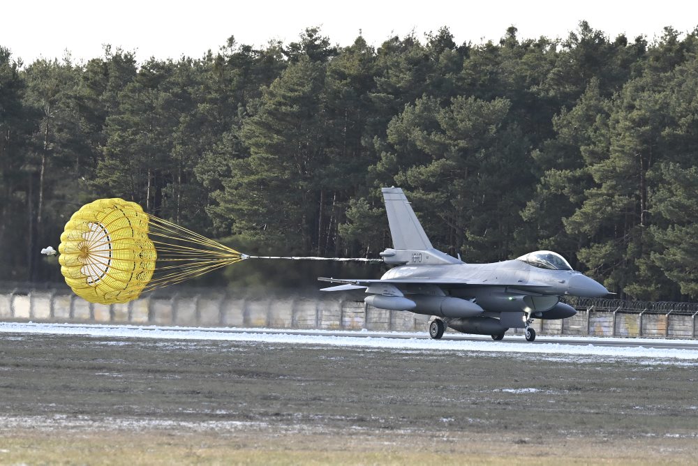 Na vojenskom letisku v Kuchyni pristáli ďalšie tri nové stíhačky F-16