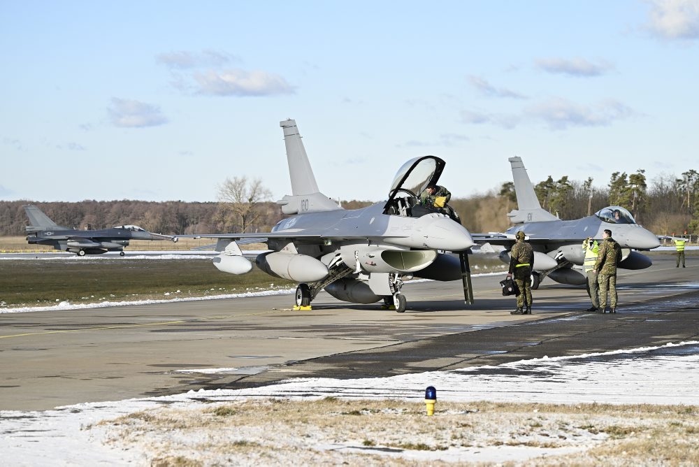Na vojenskom letisku v Kuchyni pristáli ďalšie tri nové stíhačky F-16