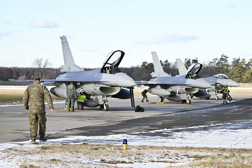 Na vojenskom letisku v Kuchyni pristáli ďalšie tri nové stíhačky F-16