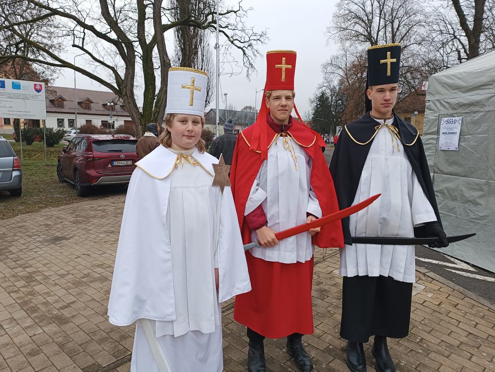 Vianočný jarmok priniesol prehliadku koledníkov z Podpoľania i zabíjačku v Detve