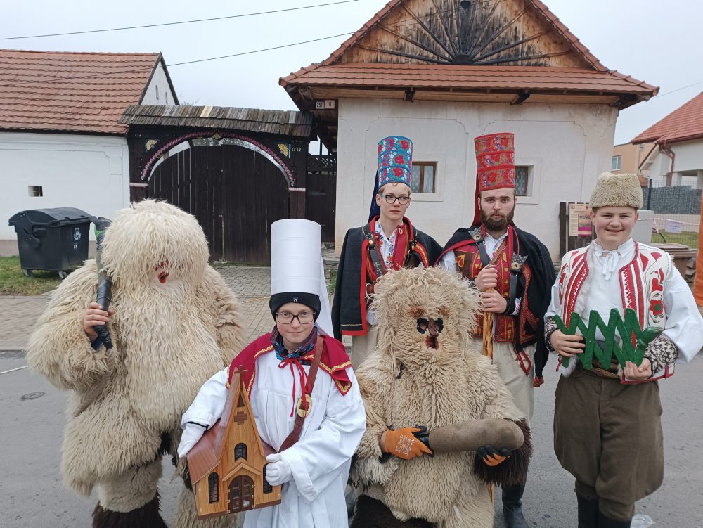 Vianočný jarmok priniesol prehliadku koledníkov z Podpoľania i zabíjačku v Detve