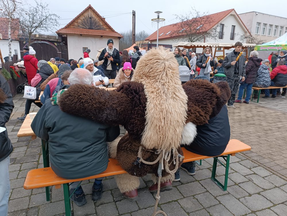 Vianočný jarmok priniesol prehliadku koledníkov z Podpoľania i zabíjačku v Detve