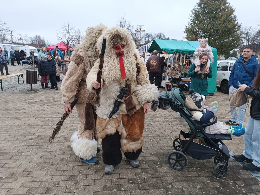 Vianočný jarmok priniesol prehliadku koledníkov z Podpoľania i zabíjačku v Detve