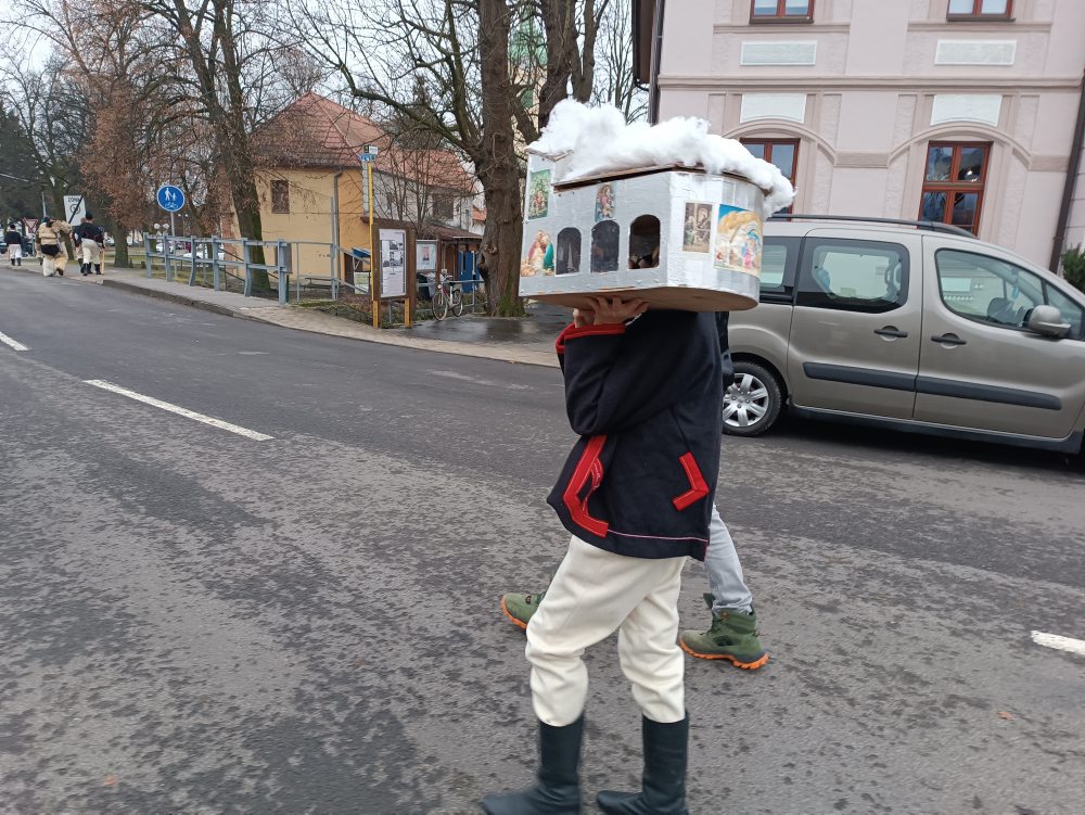 Vianočný jarmok priniesol prehliadku koledníkov z Podpoľania i zabíjačku v Detve