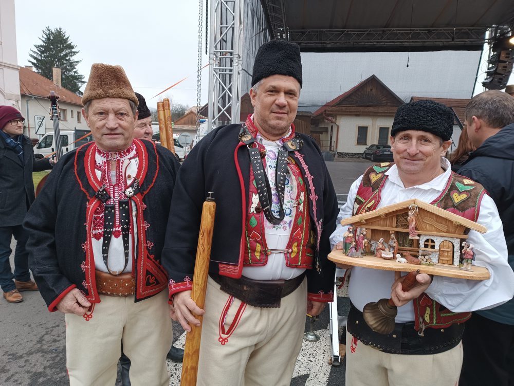 Vianočný jarmok priniesol prehliadku koledníkov z Podpoľania i zabíjačku v Detve