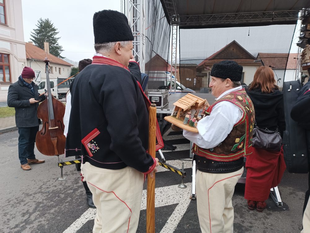Vianočný jarmok priniesol prehliadku koledníkov z Podpoľania i zabíjačku v Detve