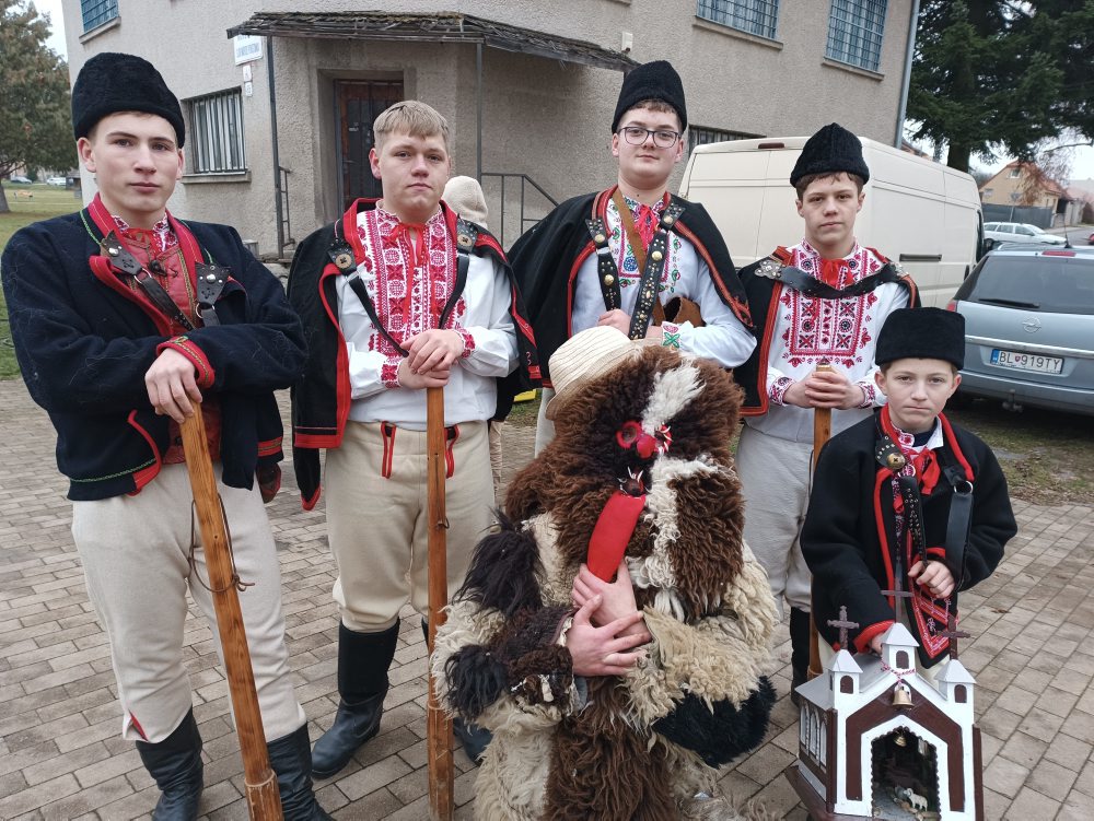 Vianočný jarmok priniesol prehliadku koledníkov z Podpoľania i zabíjačku v Detve