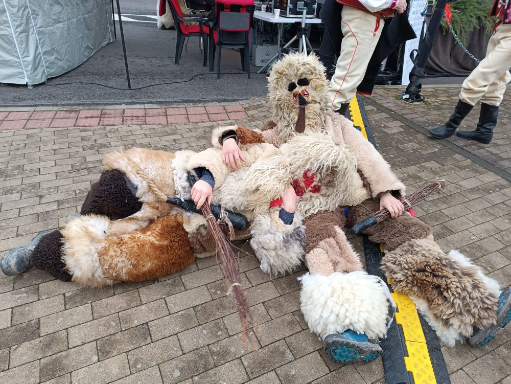 Vianočný jarmok priniesol prehliadku koledníkov z Podpoľania i zabíjačku v Detve