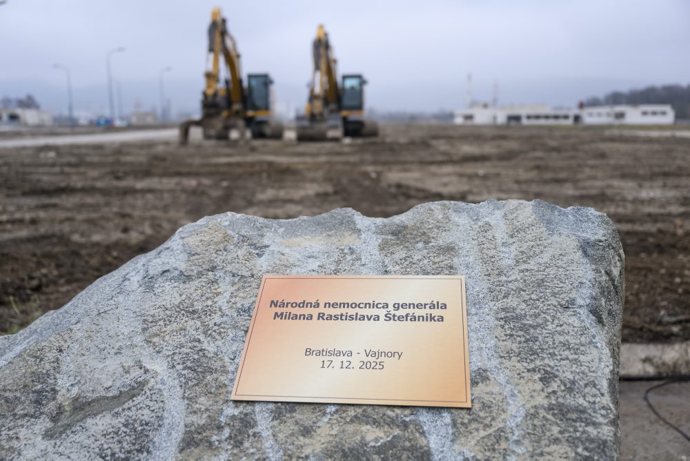 Úvodný výkop za účasti podpredsedu vlády a ministra obrany SR Roberta Kaliňáka a ministra zdravotníctva SR Kamila Šaška pri príležitosti oficiálneho začiatku stavby novej koncovej Národnej nemocnice generála Milana Rastislava Štefánika v