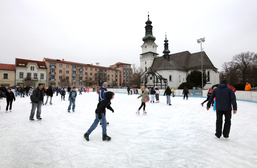 Korčuľovanie na umelom klzisku na Námestí SNP vo ZVolene