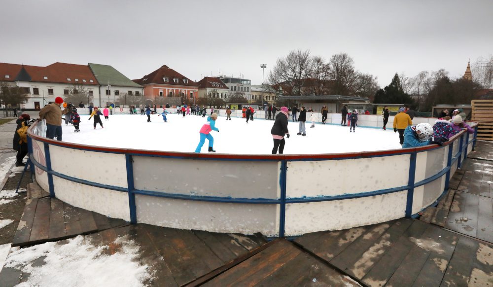 Korčuľovanie na umelom klzisku na Námestí SNP vo ZVolene