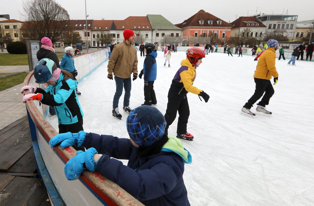 Korčuľovanie na umelom klzisku na Námestí SNP vo ZVolene