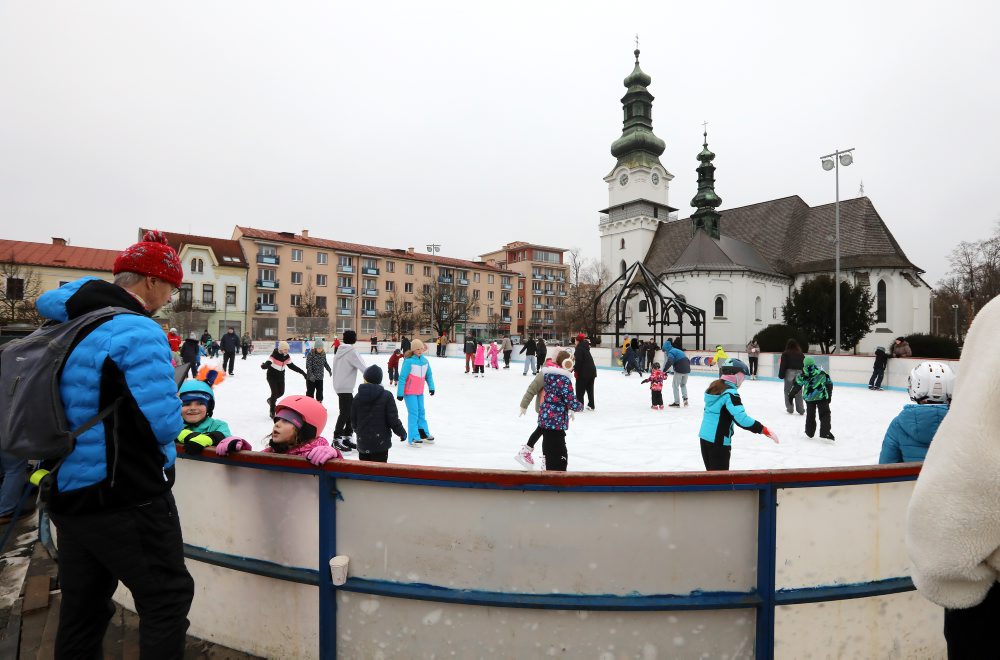 Korčuľovanie na umelom klzisku na Námestí SNP vo ZVolene