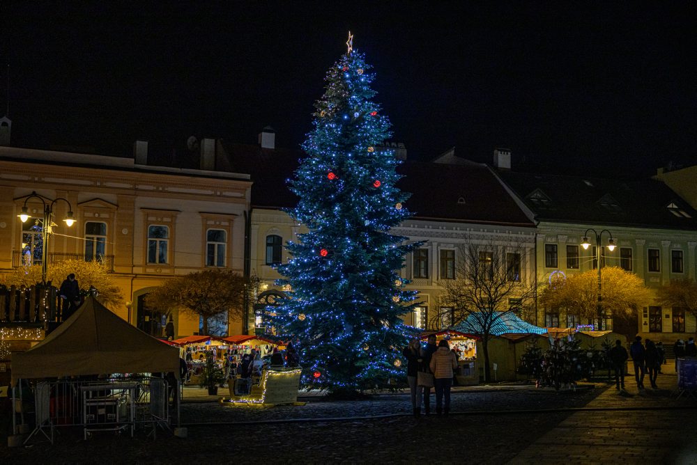 Vianočný stromček na Hlavnej ulici v Prešove 