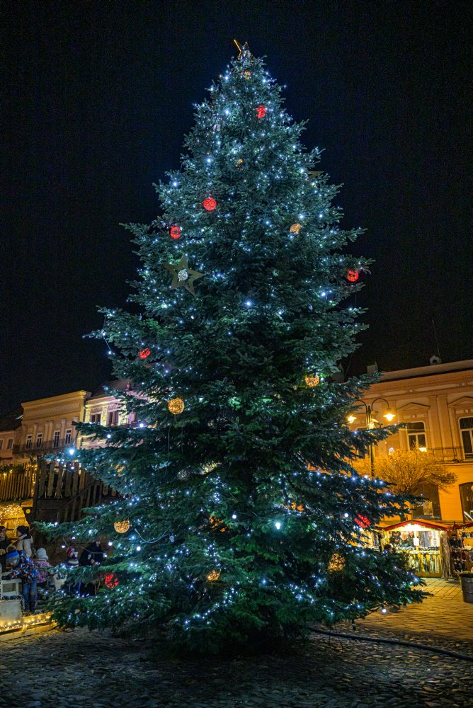 Vianočný stromček na Hlavnej ulici v Prešove 