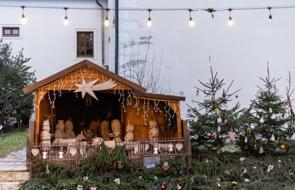 Nový drevený betlehem na nádvorí Mestskej knižnice v Bojniciach