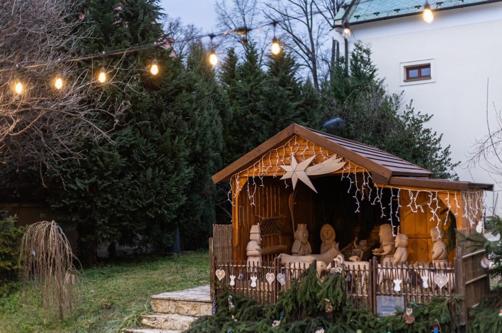 Nový drevený betlehem na nádvorí Mestskej knižnice v Bojniciach