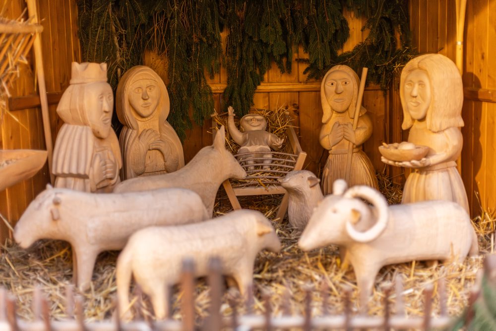 Nový drevený betlehem na nádvorí Mestskej knižnice v Bojniciach