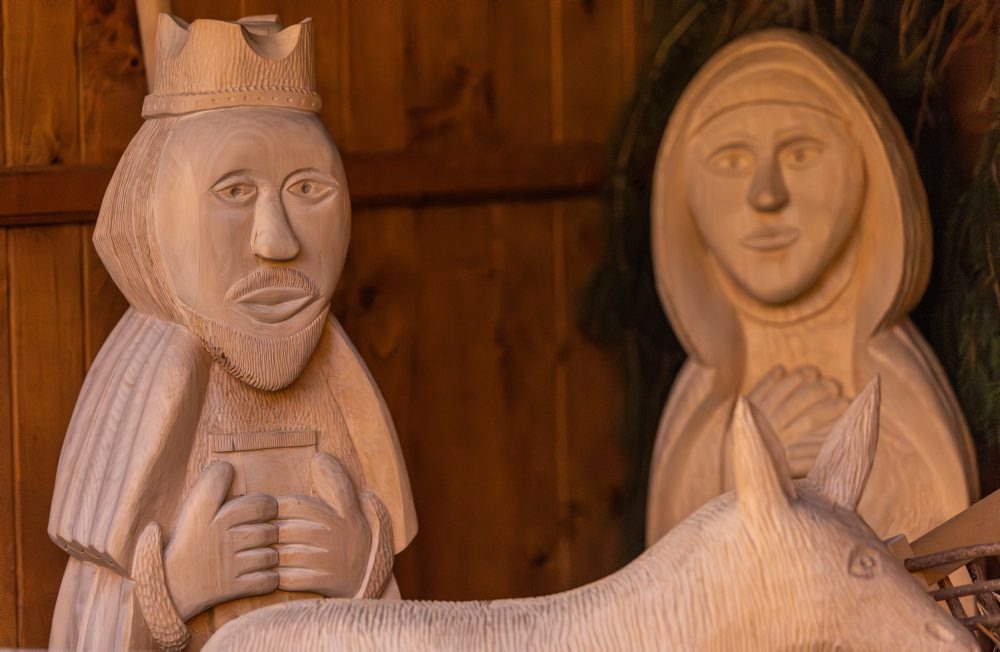 Nový drevený betlehem na nádvorí Mestskej knižnice v Bojniciach