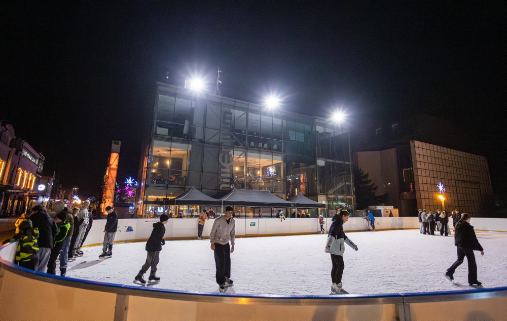Korčuľovanie na ľadovej ploche na Divadelnom námestí v Martine