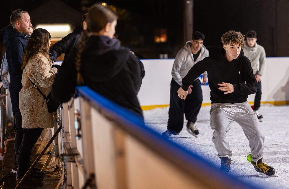 Korčuľovanie na ľadovej ploche na Divadelnom námestí v Martine