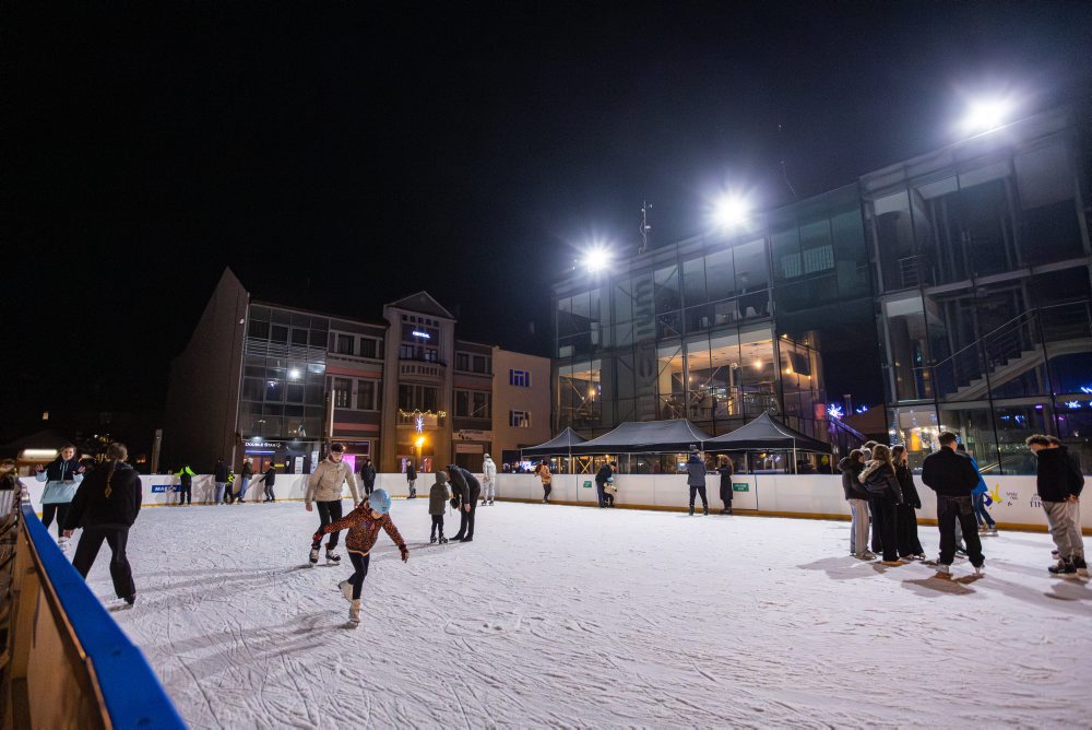 Korčuľovanie na ľadovej ploche na Divadelnom námestí v Martine