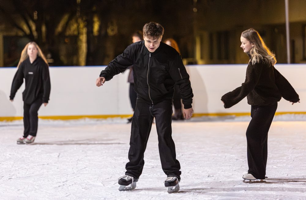 Korčuľovanie na ľadovej ploche na Divadelnom námestí v Martine