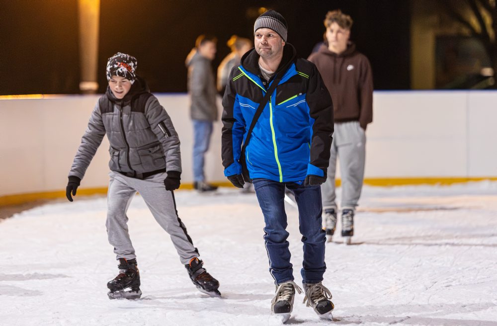 Korčuľovanie na ľadovej ploche na Divadelnom námestí v Martine