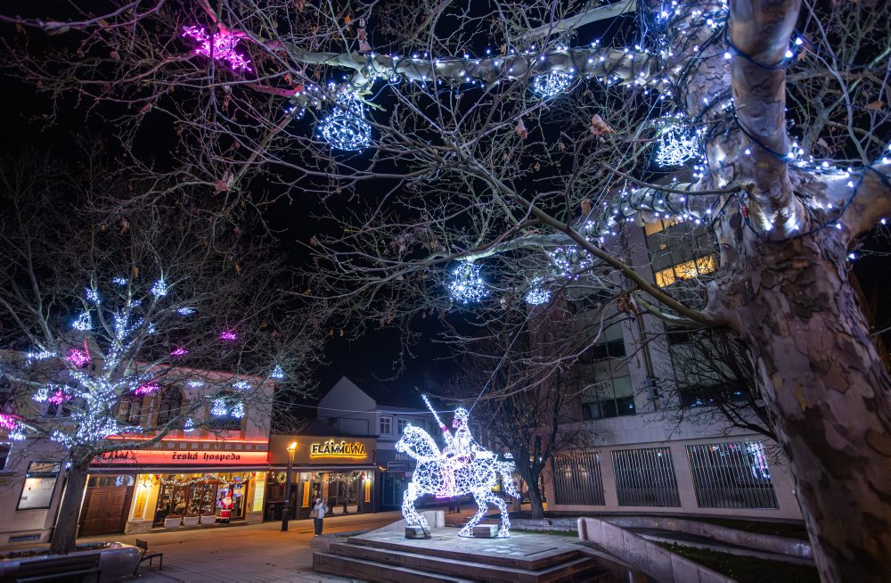 Vianočná výzdoba na Divadelnom námestí v Martine 
