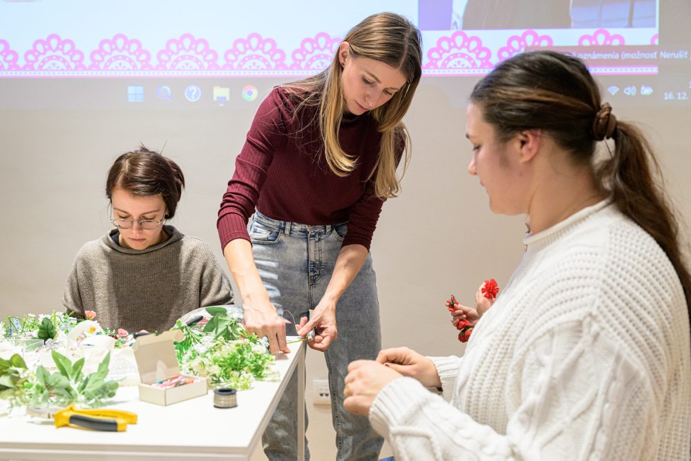 Atmosféra podujatia Ušime si kroj s Dominikou Sakmárovou v Krajskej knižnici Pavla Orzságha Hviezdoslava v Prešove