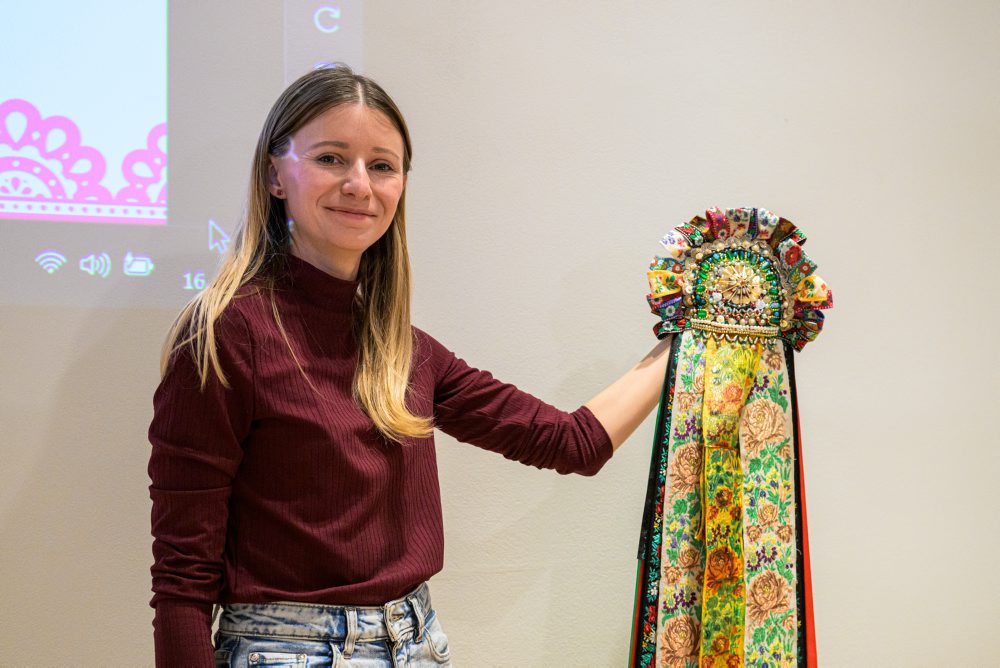 Atmosféra podujatia Ušime si kroj s Dominikou Sakmárovou v Krajskej knižnici Pavla Orzságha Hviezdoslava v Prešove