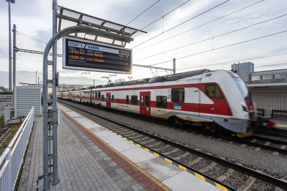 ŽSR dokončili modernizáciu železničného úseku Váh - Varín - Strečno
