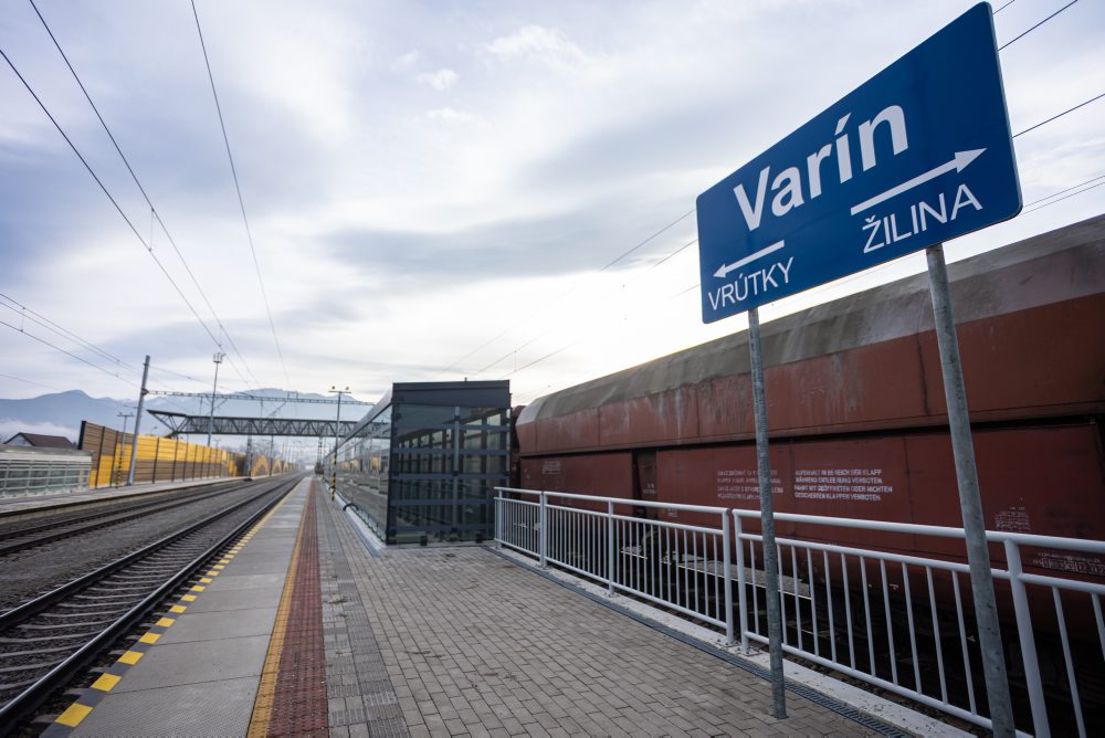 ŽSR dokončili modernizáciu železničného úseku Váh - Varín - Strečno