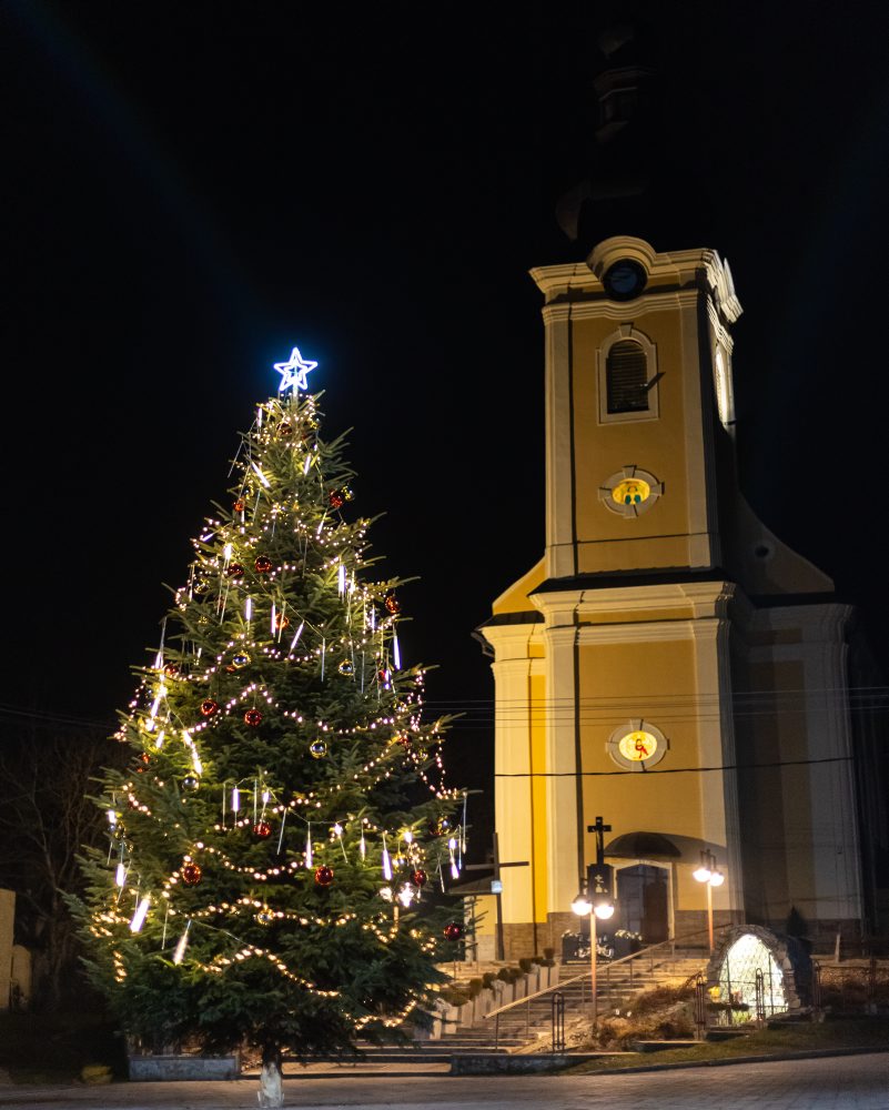 Rozsvietený vianočný strom v Rosine