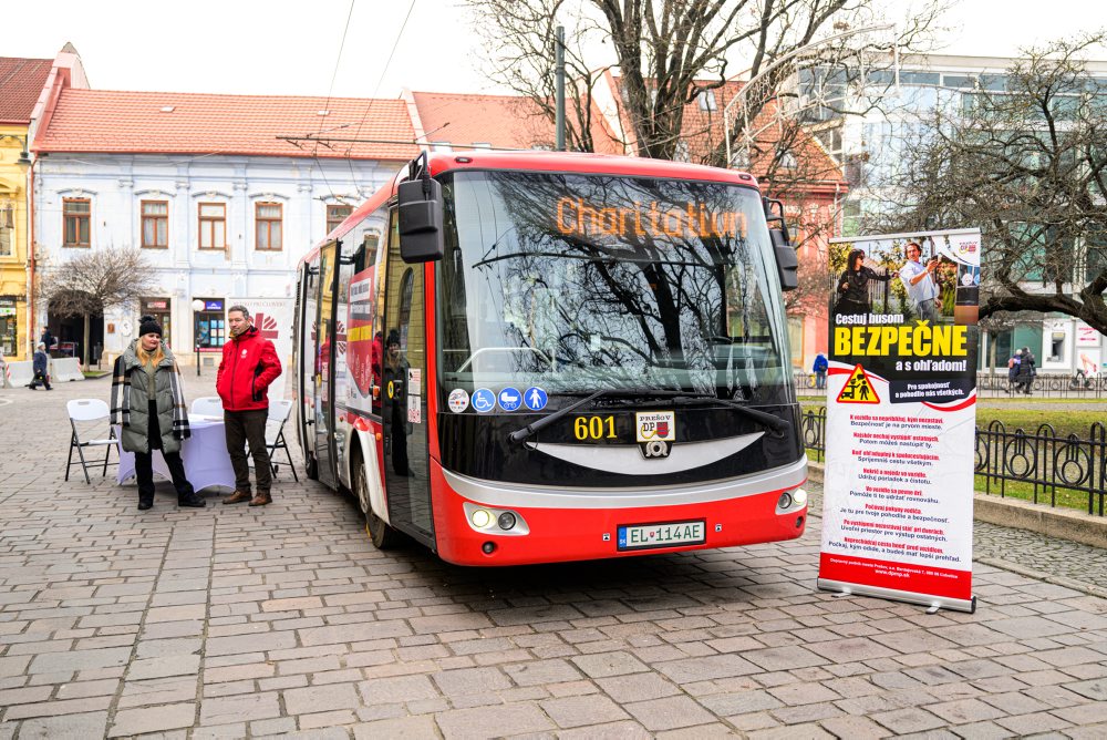 Charitatívny autobus v Prešove vyzbiera pomoc pre ľudí v núdzi