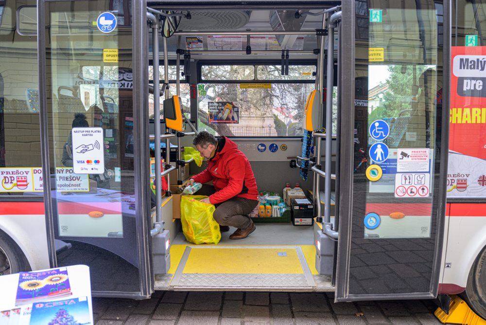 Charitatívny autobus v Prešove vyzbiera pomoc pre ľudí v núdzi