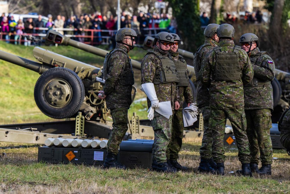  Vojaci si pripomenuli vznik SR vypálením 21 delostreleckých sálv