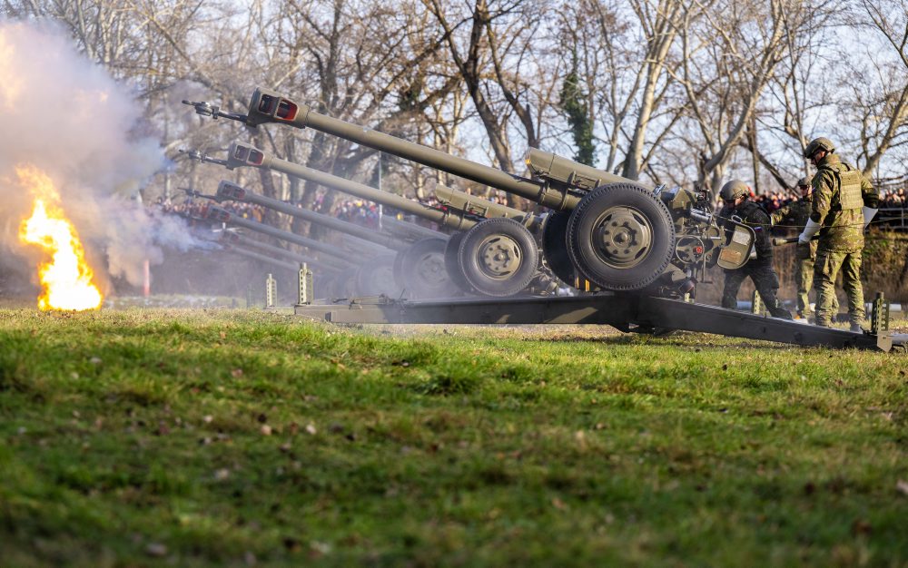  Vojaci si pripomenuli vznik SR vypálením 21 delostreleckých sálv