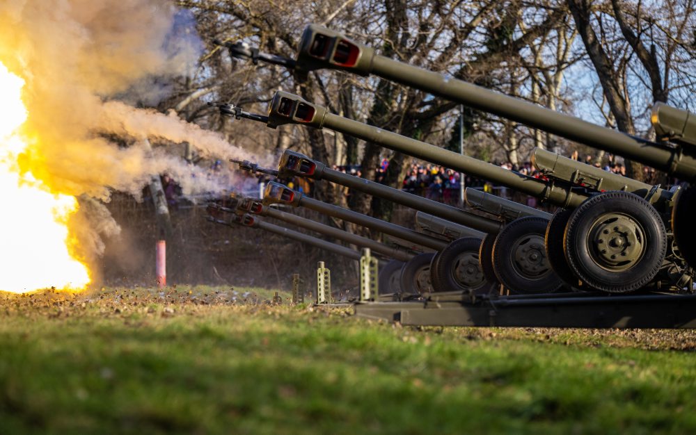  Vojaci si pripomenuli vznik SR vypálením 21 delostreleckých sálv