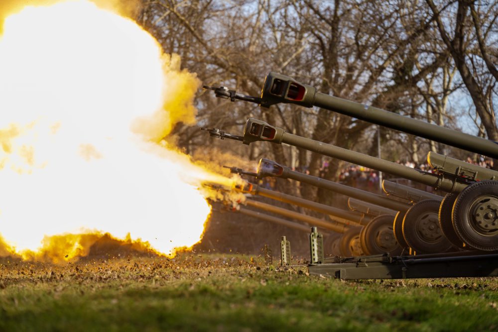  Vojaci si pripomenuli vznik SR vypálením 21 delostreleckých sálv