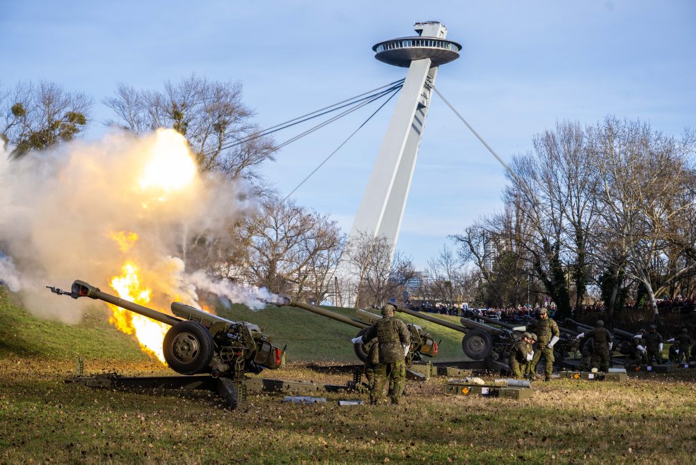 Vojaci si pripomenuli vznik SR vypálením 21 delostreleckých sálv