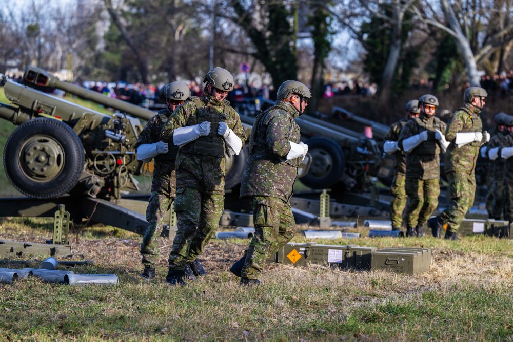  Vojaci si pripomenuli vznik SR vypálením 21 delostreleckých sálv